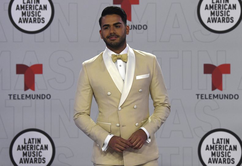 ARCHIVO - Carlos Adyan llega a los Premios Latin AMAs en el BB&T Center el jueves 15 de abril de 2021, en Sunrise, Florida. (Foto AP/Taimy Alvarez, archivo)