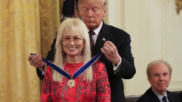 Trump confiere la medalla presidencial a 6 estadounidenses