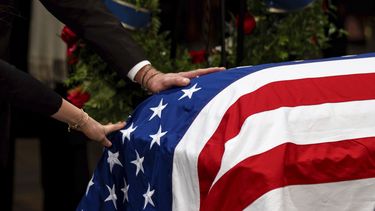 La familia Carter presenta sus respetos durante una ceremonia mientras el féretro del expresidente de Estados Unidos Jimmy Carter, envuelto en la bandera estadounidense, yace en la capilla ardiente, en el Capitolio, el 7 de enero de 2025, en Washington. (Kent Nishimura/The New York Times vía AP, Pool)