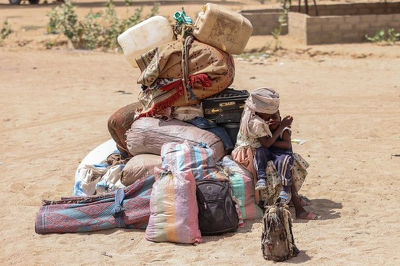 ARCHIVO - Refugiados llegados a la frontera entre Chad y Sudán antes de ir al campo temporal de Tine en la provincia de Wadi Fara, Chad, en la provincia del domingo 4 de mayo de 2025. (AP Foto/Caitlin Kelly, archivo)