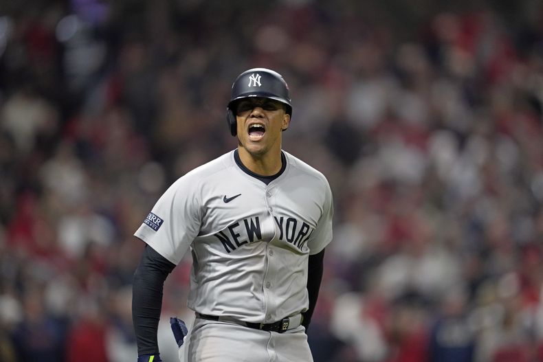 Juan Soto de los Yankees de Nueva York celebra tras conectar un jonrón de tres carreras ante los Guardianes de Cleveland en el quinto juego de la Serie de Campeonato de la Liga Americana, el sábado 19 de octubre de 2024, en Cleveland. (AP Foto/Godofredo A. Vásquez)