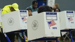 Varias personas emiten su voto en el Centro de Aprendizaje Harriet Tubman C.S. 154 en el día de las elecciones presidenciales de Estados Unidos, el martes 5 de noviembre de 2024, en Nueva York. (AP Foto/Frank Franklin II)