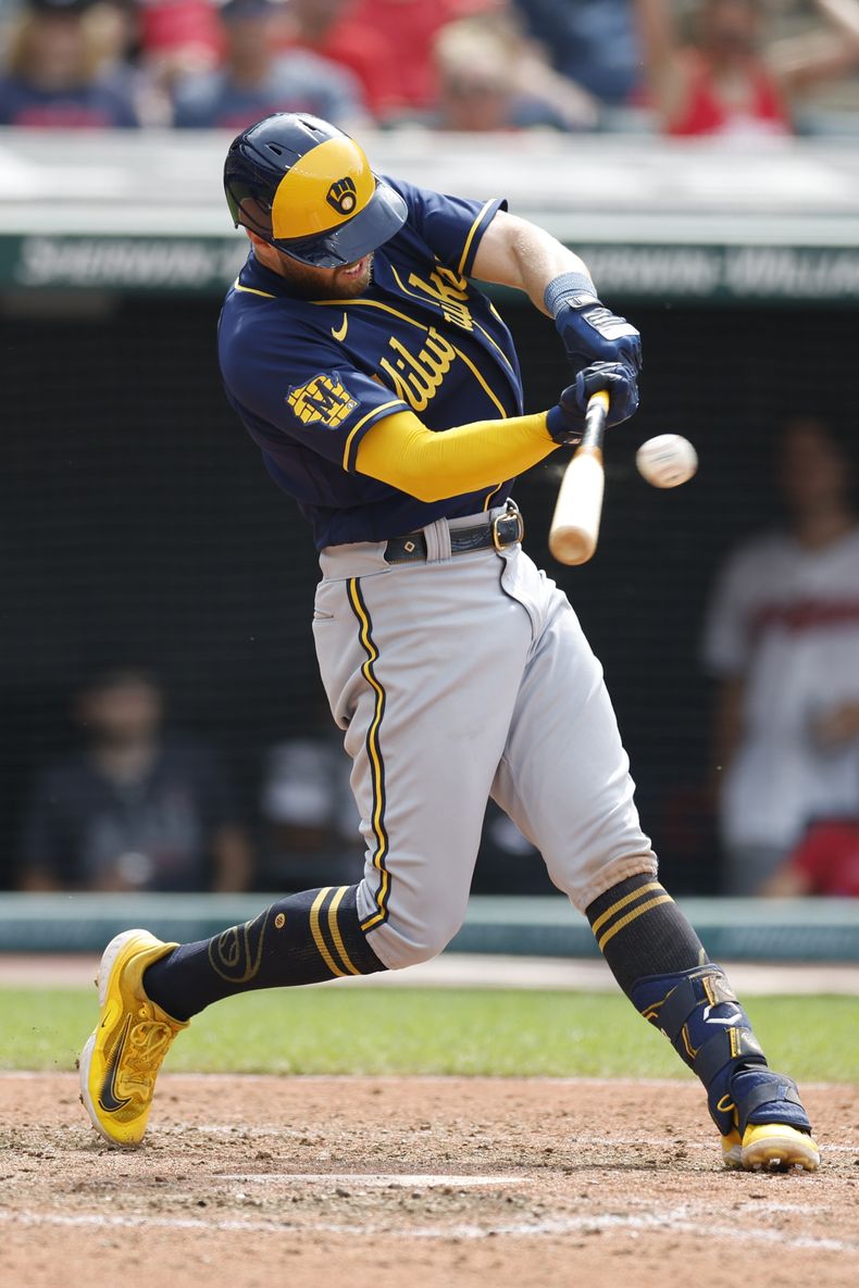 Owen Miller de los Cerveceros de Milwaukee pega un doble de una carrera frente al relevista de los Guardianes de Cleveland Trevor Stephan en la décima entrada del domingo 25 de junio del 2023. (AP Foto/Ron Schwane)