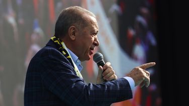 En foto del 30 de abril del 2023, el presidente de Turquía y candidato en la reelección presidencial Recep Tayyip Erdogan da un discurso de campaña en Ankara. (AP Foto/Ali Unal)