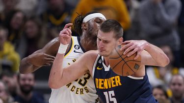 Nuggets remontan y vencen a Pacers