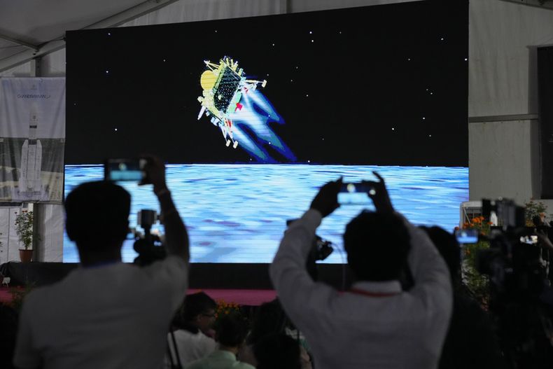 Periodistas filman la transmisión en vivo del alunizaje de la nave espacial india Chandrayaan-3 en el centro de telemetría, rastreo y comando de ISRO en Bengaluru, India, miércoles 23 de agosto de 2023. India es el cuarto país que logra alunizar, y el primero que lo hace cerca del polo sur de la Luna. (AP Foto/Aijaz Rahi)