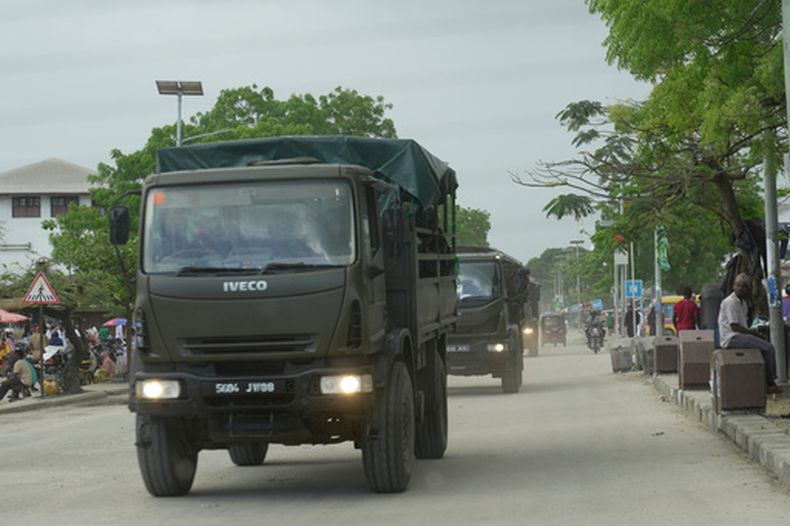 ARCHIVO - Una patrulla del ejército de Tanzania recorre las calles durante el recuento de votos en Zanzíbar, Tanzania, el viernes 31 de octubre de 2025. (Foto AP/Brian Inganga, archivo)