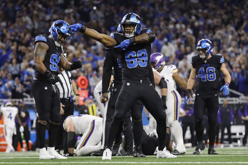 El linebacker de los Lions de Detroit Al-Quadin Muhammad celebra tras capturar al quarterback de los Vikings de Minnesota Sam Darnold en el encuentro del domingo 5 de enero del 2025. (AP Foto/Rey Del Rio)