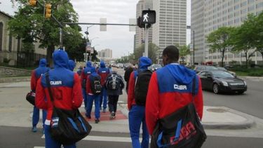 Jugadores de la selección masculina de voleibol de Cuba caminan por las calles de Detroit, Michigan.