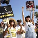 Las actrices en huelga Jennifer Leigh Warren, izquierda, y Emily Kincaid, derecha, se manifiestan fuera de los estudois de Netflix el 17 de octubre de 2023, en Los Ángeles. (Foto AP/Chris Pizzello)
