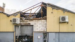 Esta foto sin fecha tomada en 2024 y proporcionada por la Policía Metropolitana de Londres el lunes 9 de junio de 2025 muestra daños en un almacén en el este de Londres con equipo para Ucrania, después de un incendio que, según los fiscales, fue organizado en nombre de los servicios de inteligencia de Rusia. (Policía Metropolitana de Londres vía AP)