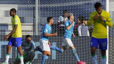 Dor Turgeman (derecha), de la selección de Israel, festeja tras anotar el tercer tanto de su equipo ante Brasil en la prórroga de los cuartos de final del Mundial Sub20, el sábado 3 de junio de 2023, en San Juan, Argentina (AP Foto/Natacha Pisarenko)
