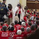 Manifestantes protestan contra las políticas militares de Israel un día antes de la visita del primer ministro israelí Netanyahu, que se dirigirá a una reunión conjunta del Congreso el miércoles, en el Cannon House Office Building del Capitolio en Washington, martes 23 de julio de 2024. (AP Foto/J. Scott Applewhite)