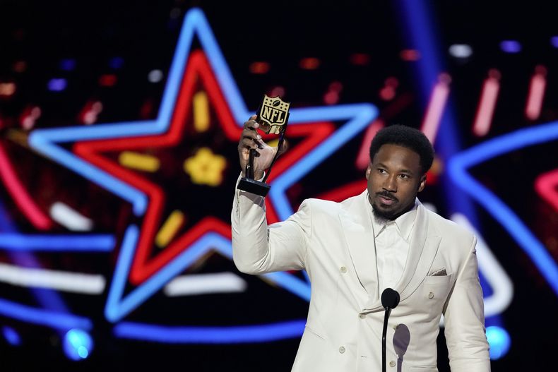 Myles Garrett, jugador defensivo AP del año por de los Browns de Cleveland, habla durante la entrega de premios NFL Honors antes del partido de fútbol americano del Super Bowl 58, el jueves 8 de febrero de 2024, en Las Vegas. Los 49ers de San Francisco se enfrentan a los Chiefs de Kansas City en el Super Bowl 58 el domingo. (AP Foto/David J. Phillip)