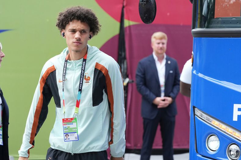 Maghnes Akliouche, de Francia, llega para el partido de fútbol por el tercer puesto del Mundial entre Francia e Inglaterra en Miami Gardens, Florida, el sábado 18 de julio de 2026. (Foto AP/Marta Lavandier)