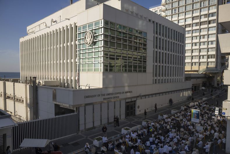 ARCHIVO - Activistas protestan frente al consulado estadounidense el miércoles 8 de enero de 2025, en Tel Aviv, Israel. (AP Foto/Ohad Zwigenberg, archivo)