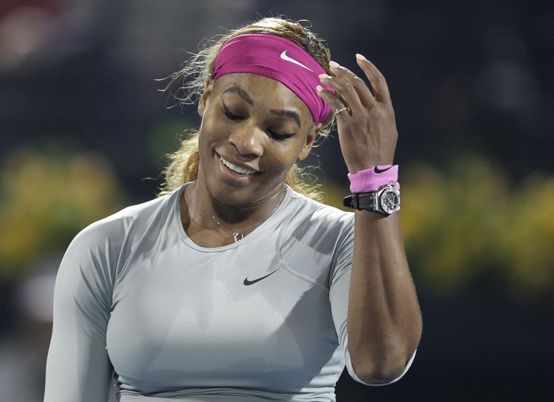 La estadounidense Serena Williams gesticula tras perder un punto ante la francesa Alize Cornet en el torneo de Dubai el viernes, 21 de febrero de 2014, en Dubai. (AP Photo/Kamran Jebreili)