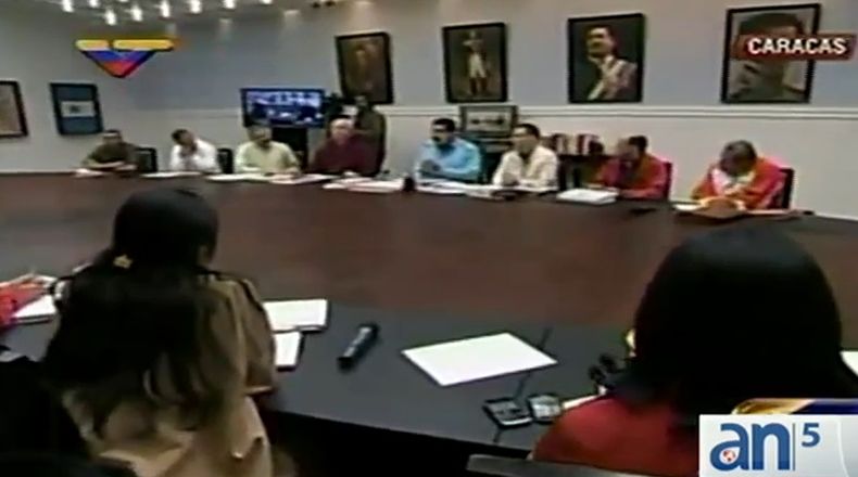 La aguda crisis que vive Venezuela y que incluye una desbordante corrupción dentro del mismo gobierno llevó a que todos los ministros decidieran poner sus cargos a la orden.