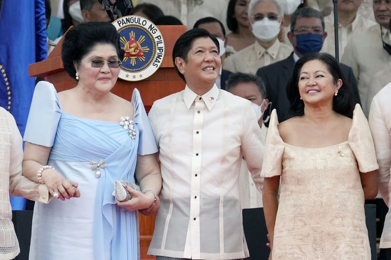 El presidente de Filipinas, Ferdinand Marcos Jr., junto a su madre Imelda Marcos, a la izquierda, y a la derecha su esposa Maria Louise Marcos, durante su juramentación como mandatario en el Museo Nacional en Manila, el 30 de junio de 2022. (AP Foto/Aaron Favila, Archivo)