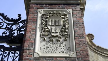 ARCHIVO – Una escultura en relieve en una de las puertas de entrada de la Universidad de Harvard, en Cambridge, Massachusetts, el 13 de marzo de 2016. (AP Foto/Steven Senne, Archivo)