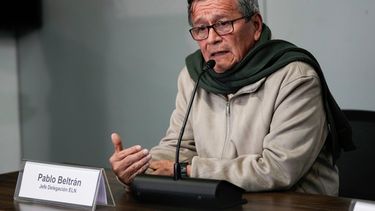 ARCHIVO - Pablo Beltrán, comandante y jefe negociador del grupo rebelde Ejército de Liberación Nacional (ELN), habla durante una conferencia de prensa conjunta con José Otty Patiño, jefe negociador del gobierno colombiano, en el marco de las conversaciones de paz entre ambas partes en Bogotá, Colombia, el 10 de octubre de 2023. (Foto AP/Fernando Vergara, archivo)