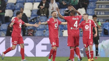 Patrick Ciurra, del Monza, segundo de izquierda a derecha, celebra su gol con sus compañeros durante el partido ante el Sassuolo, el viernes 19 de mayo de 2023, en Reggio Emilia, Italia. (Michele Nucci/LaPresse via AP)