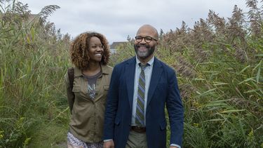 En esta imagen proporcionada por MGM, Erika Alexander, izquierda, y Jeffrey Wright en una escena de American Fiction. (Claire Folger/MGM-Orion Releasing vía AP)