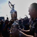 El neozelandés Ryan Fox posa con el trofeo Claret Jug tras ganar el Campeonato del Abierto Británico de Golf en el club de golf Royal Birkdale, en Southport, Inglaterra, el domingo 19 de julio de 2026. (Foto AP/David Goldman)