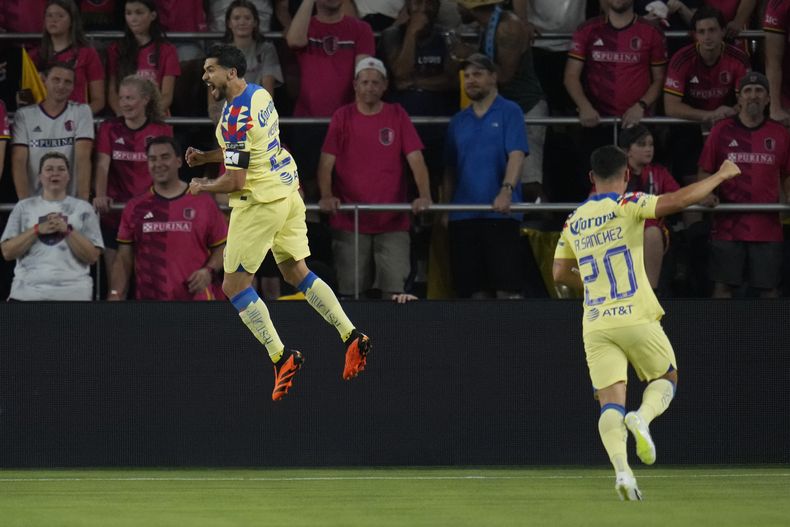 Henry Martín (izquierda), del América, festeja su gol con su compañero Richard Sánchez, en un encuentro ante el San Luis de la MLS, el jueves 27 de julio de 2023 (AP Foto/Jeff Roberson)