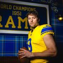 Esta foto sin fecha proporcionada por los Rams de Los Ángeles muestra al quarterback Matthew Stafford con el nuevo uniforme Classic Sol (Brevin Townsell/Los Angeles Rams via AP)