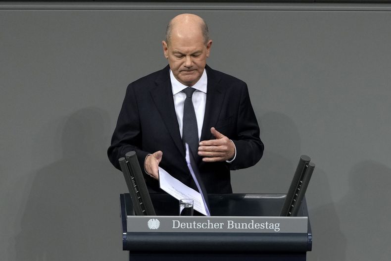El canciller alemán Olaf Scholz habla durante una sesión plenaria en el Parlamento alemán Bundestag donde se enfrenta a un voto de confianza, Berlín, Alemania, lunes 16 de diciembre de 2024. (AP foto/Markus Schreiber)
