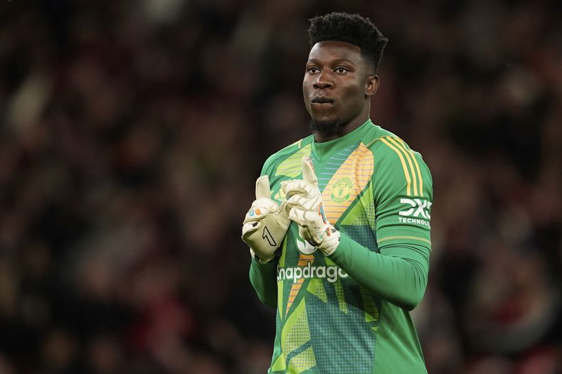 ARCHIVO - El arquero camerunés André Onana, del Manchester United, celebra un tanto de su compañero Mason Mount en la vuelta de las semifinales de la Liga Europa ante el Athletic Bilbao, el martes 8 de mayo de 2025 (AP Foto/Dave Thompson, archivo)