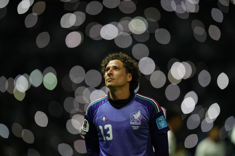 El arquero mexicano Guillermo Ochoa vuelve a la banca tras el medio tiempo del partido del Mundial ante República Checa, el miércoles 24 de junio de 2026 (AP Foto/Silvia Izquierdo)
