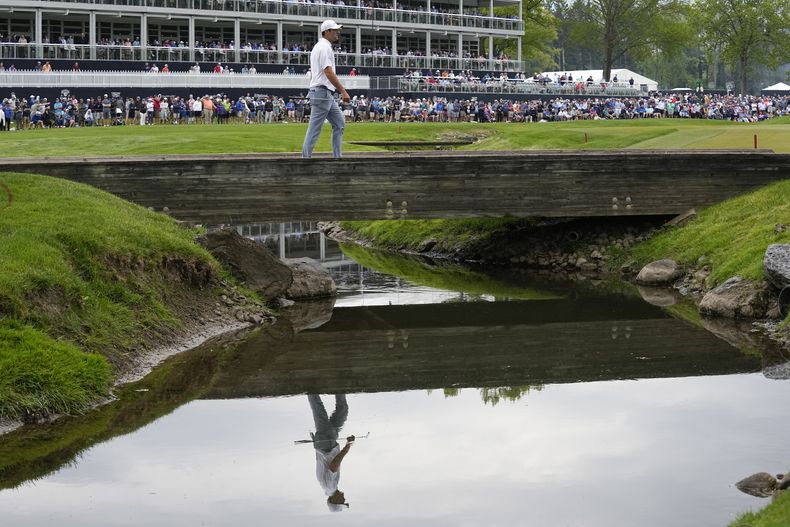 Scottie Scheffler camina hacia el hoyo 6 en la segunda ronda del Campeonato de la PGA en Pittsford, Nueva York, el viernes 19 de mayo de 2023 (AP Foto/Abbie Parr)