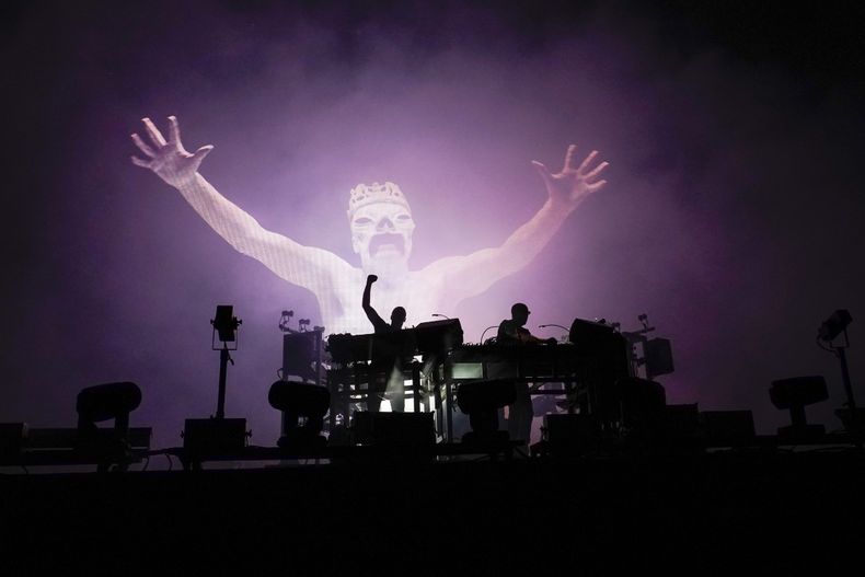 ARCHIVO - Ed Simons, izquierda, y Tom Rowlands de The Chemical Brothers durante su presentación en Field Day, el 20 de agosto de, 2022, en Victoria Park en Londres. Los Chemical Brothers lanzaron su 10mo álbum de estudio For That Beautiful Feeling, el viernes 8 de septiembre de 2023. (Foto Alberto Pezzali/Invision/AP, archivo)