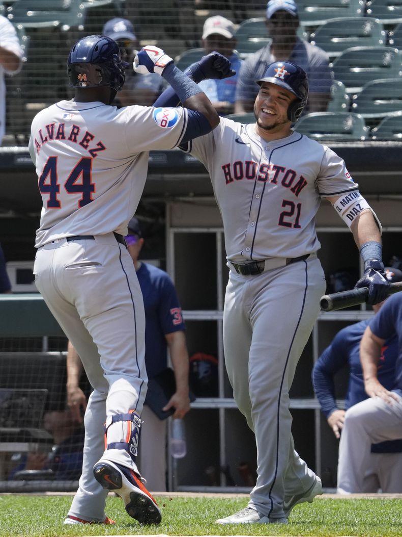 El cubano de los Astros de Houston Yordan Álvarez celebra con el dominicano Yainer Díaz tras su jonrón solitario en la primera entrada del juego ante los Medias Blancas de Chicago el jueves 20 de junio del 2024. (AP Foto/Nam Y. Huh)