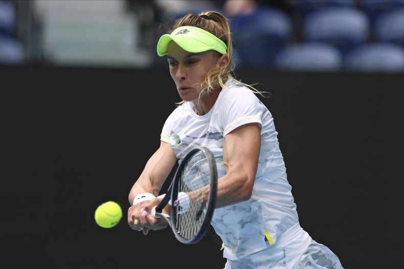 La ucraniana Lesia Tsurenko pega un revés en el duelo ante la bielorrusa Aryna Sabalenka en la tercera ronda del Abierto de Australia el viernes 19 de enero del 2024. (AP Foto/Asanka Brendon Ratnayake)