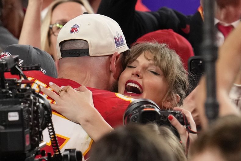 Taylor Swift abraza al tight end de los Chiefs de Kansas City Travis Kelce (87) después del Super Bowl 58 de la NFL contra los 49ers de San Francisco el domingo 11 de febrero de 2024, en Las Vegas. Los Chiefs ganaron 25-22. (AP Photo/Abbie Parr)