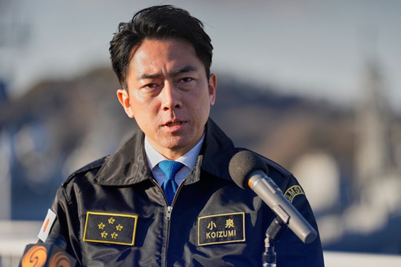 ARCHIVO - El ministro japonés de Defensa, Shinjiro Koizumi, habla con medios en la sede de la Fuerza Marítima de Autodefensa de japón en el distrito de Yokosuka, al sur de Tokio, el 30 de enero de 2026. (AP Foto/Eugene Hoshiko, Pool, Archivo)
