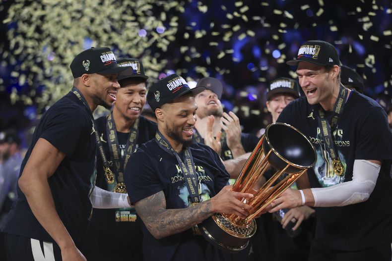 Giannis Antetokounpo, Damian Lillard y Brook López, de los Bucks de Milwaukee, festejan tras ganar la final de la NBA Cup ante el Thunder de Oklahoma City, el martes 17 de diciembre de 2024 en Las Vegas (AP Foto/Ian Maule)