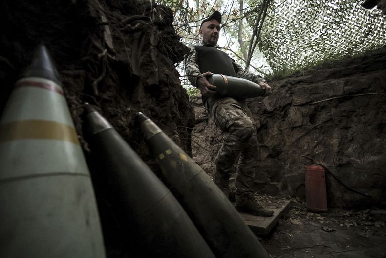 ARCHIVO - En esta imagen proporcionada por el servicio de prensa de la 24ta Brigada Mecanizada de Ucrania, un soldado se prepara para disparar un obús hacia posiciones del Ejército ruso cerca de Chasiv Yar, en la región de Donetsk, Ucrania, el 14 de junio de 2025. (Oleg Petrasiuk/24ta Brigada Mecanizada de Ucrania via AP, archivo)
