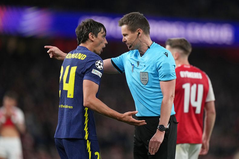 Robin Le Normand del Atlético de Madrid habla con el árbitro Daniel Siebert en encuentro de vuelta de la semifinal de la Liga de Campeones ante el Arsenal el martes 5 de mayo del 2026. (AP Foto/Alastair Grant)