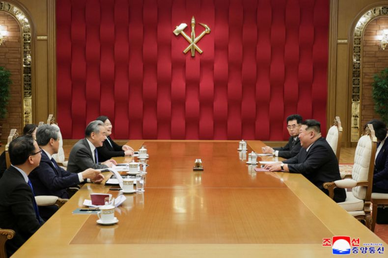 En esta fotografía, proporcionada por el gobierno norcoreano, el gobernante Kim Jong Un (derecha) conversa con el ministro de Asuntos Exteriores chino, Wang Yi, el viernes 10 de abril de 2026, en Pyongyang, Corea del Norte. (Agencia Central de Noticias de Corea/Servicio de Noticias de Corea vía AP)