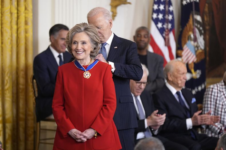 El presidente estadounidense Joe Biden le pone la Medalla Presidencial de la Libertad a la ex secretaria de Estado Hillary Clinton en la Casa Blanca en Washington el 4 de enero del 2025. (AP foto/Manuel Balce Ceneta)