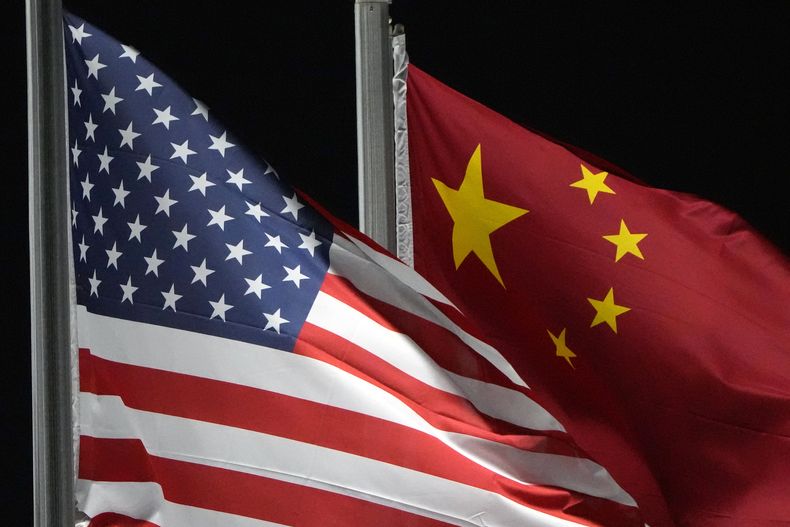 En esta imagen de archivo, las banderas de Estados Unidos y China ondean juntas en el Genting Snow Park antes de los Juegos Olímpicos de Invierno de 2022, en Zhangjiakou, China, el 2 de febrero de 2022. (AP Foto/Kiichiro Sato, archivo)