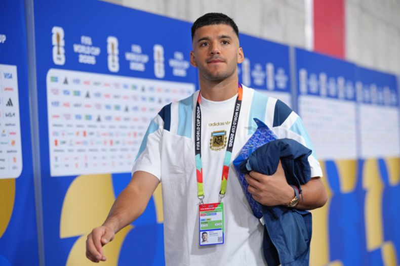 ARCHIVO - El portero de Argentina, Gerónimo Rulli, llega para el partido de cuartos de final de la Copa del Mundo de fútbol entre Argentina y Suiza en Kansas City, Misuri, el 11 de julio de 2026. (Foto AP/Ed Zurga, Archivo)