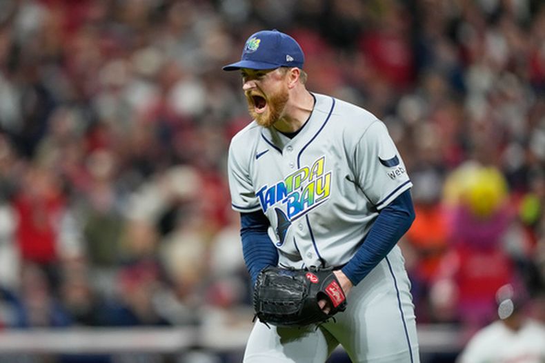 Drew Rasmussen, lanzador de los Rays de Tampa Bay, celebra al final de la séptima entrada frente a los Guardianes de Cleveland, en el Juego 5 de la Serie de Campeonato de la Liga Americana, el domingo 18 de octubre de 2026, en Cleveland. (AP Foto/David J. Phillip)