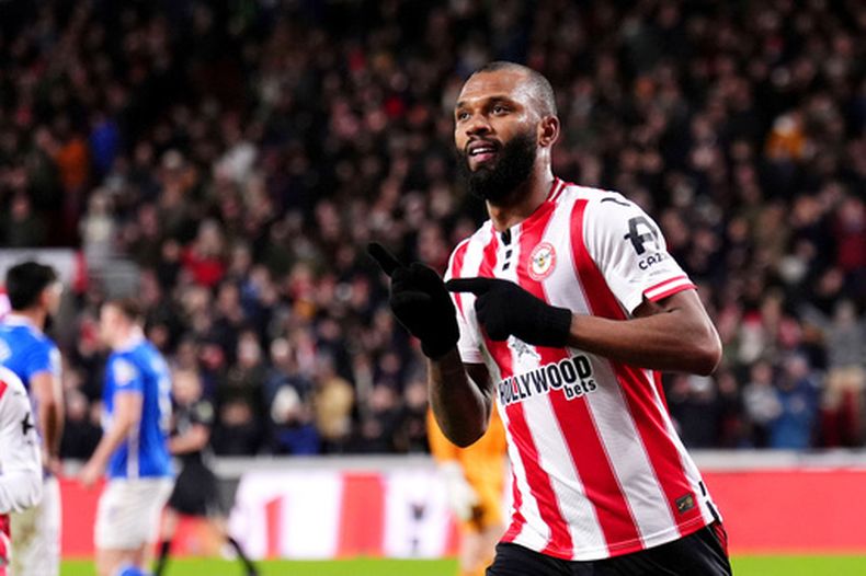 Igor Thiago, de Brentford, celebra después de marcar gol durante el partido de la Liga Premier entre Brentford y Sunderland, el miércoles 7 de enero de 2026, en Londres. (John Walton/PA vía AP)
