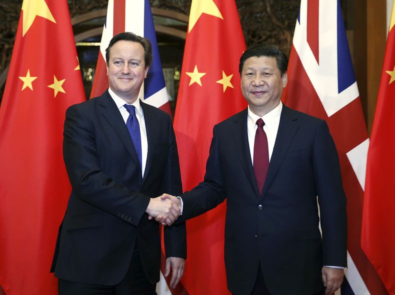 en esta foto suministrada por la agencia noticiosa china Xinhua, se ve al primer ministro brit&aacute;nico David Cameron, izq., saludando al presidente chino Xi Jinping en la capital china el lunes 2 de diciembre del 2013. (AP Foto/Xinhua, Ju Peng) NO SAL