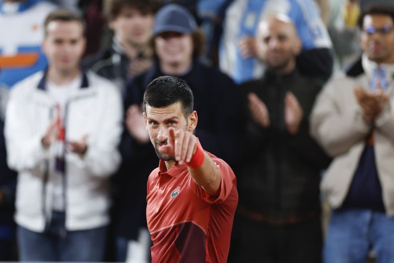 El serbio Novak Djokovic celebra tras ganar su duelo de tercera ronda ante el italiano Lorenzo Musetti en el Abierto de Francia el sábado 1 de junio del 2024. (AP Foto/Jean-Francois Badias)